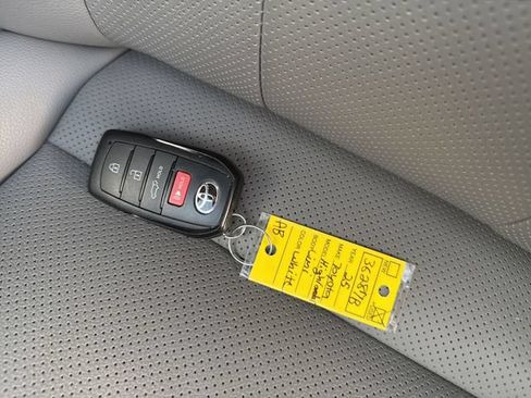 Certified 2025 Toyota Highlander Limited FWD image 35
