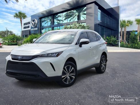 Used 2021 Toyota Venza LE image 1