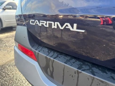 Used 2025 Kia Carnival FWD image 19