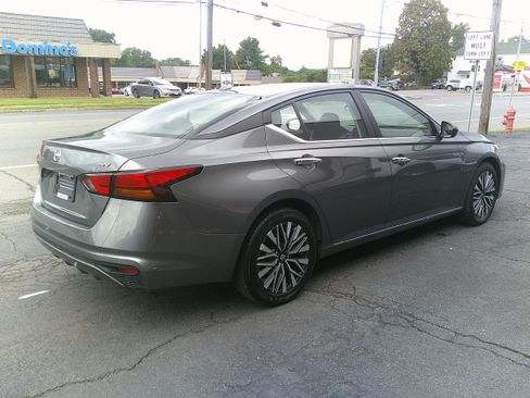 Used 2024 Nissan Altima 2.5 SV FWD image 7