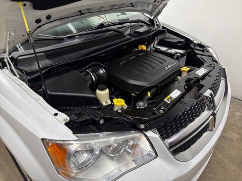 Used 2016 Dodge Grand Caravan SXT FWD image 46