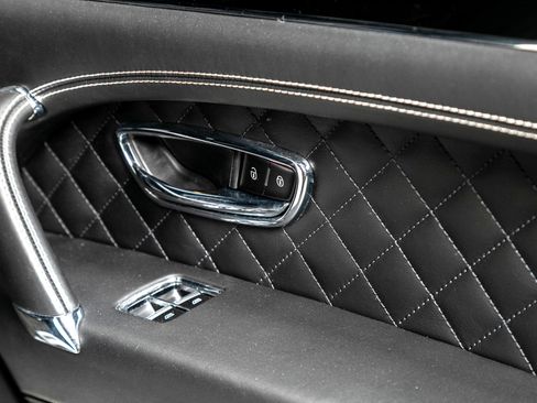 Used 2017 Bentley Bentayga image 30