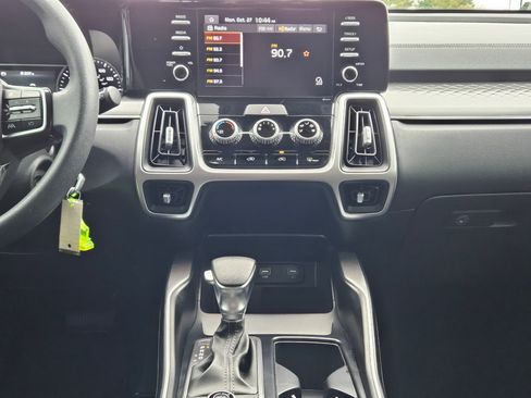 Used 2021 Kia Sorento LX image 10