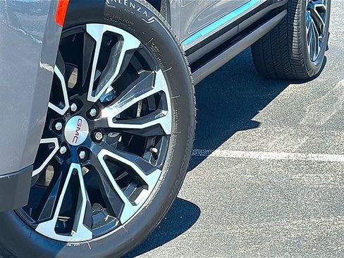 Used 2022 GMC Yukon Denali w/ Denali Premium Package image 3