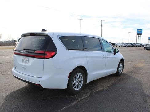 Used 2023 Chrysler Pacifica Touring-L image 9