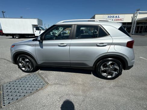 Used 2021 Hyundai Venue SEL FWD image 4