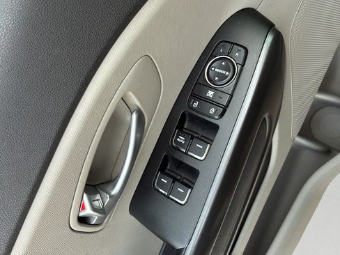 Used 2018 Kia Sedona L FWD image 21