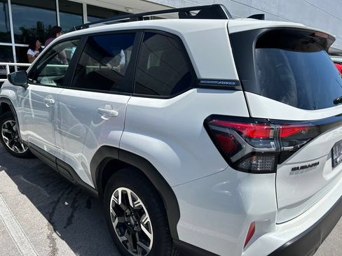 Used 2025 Subaru Forester Premium w/ Convenience Package #1 AWD/4WD image 3
