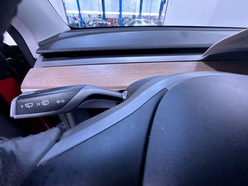 Used 2022 Tesla Model Y Long Range image 17