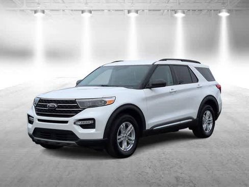 Used 2023 Ford Explorer XLT w/ Equipment Group 202A AWD/4WD image 4
