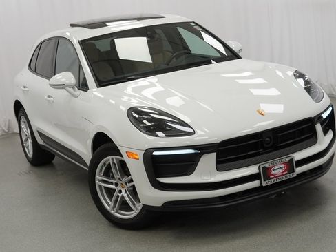 Used 2023 Porsche Macan image 9