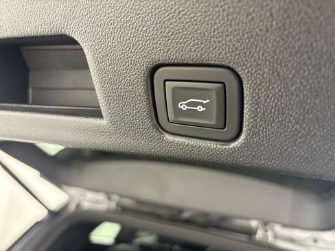 Used 2025 GMC Acadia Elevation image 41