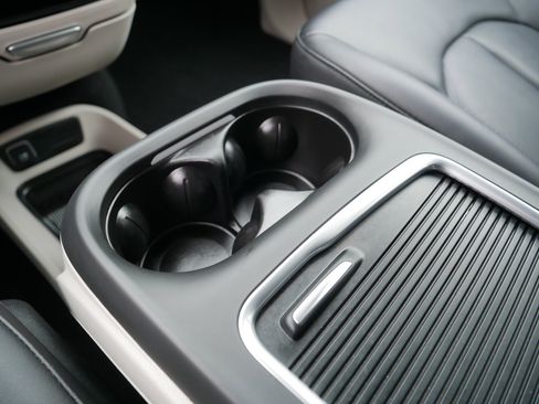 Used 2024 Chrysler Pacifica Touring-L FWD image 36
