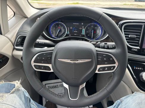 Used 2023 Chrysler Pacifica Limited FWD image 27
