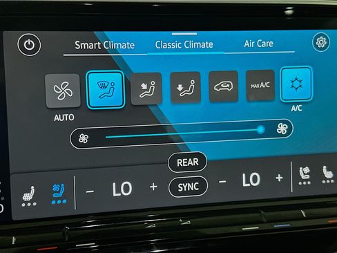 Used 2024 Volkswagen Atlas SE w/ Panoramic Sunroof Package FWD image 24