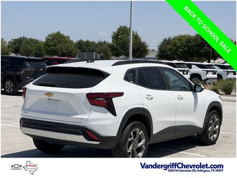 Used 2025 Chevrolet Trax LT w/ LT Convenience Package FWD image 4