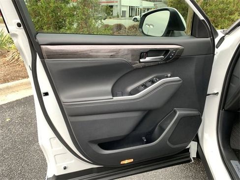 New 2026 Toyota Highlander Limited image 17