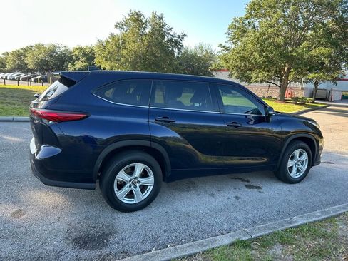 Used 2022 Toyota Highlander LE FWD image 5