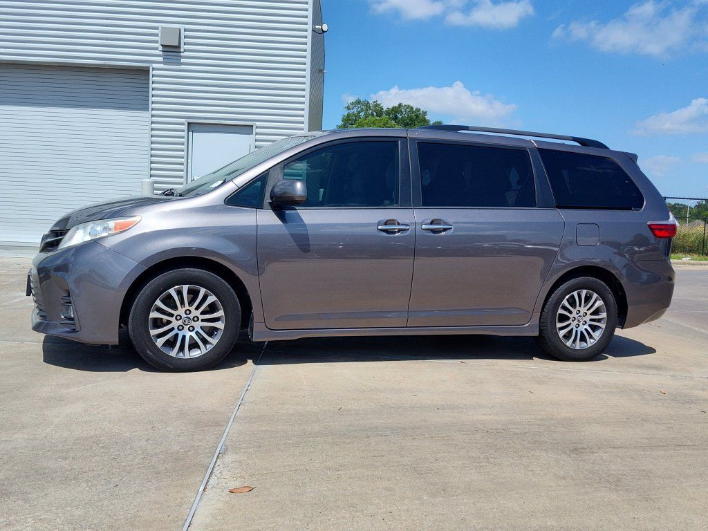 Used 2020 Toyota Sienna XLE FWD image 3