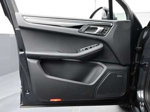 Certified 2025 Porsche Macan AWD/4WD image 7