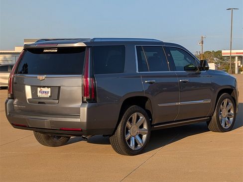 Used 2020 Cadillac Escalade Premium Luxury image 4