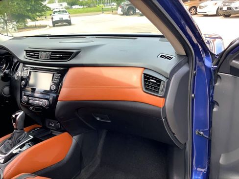 Used 2018 Nissan Rogue SL w/ Premium Package image 19