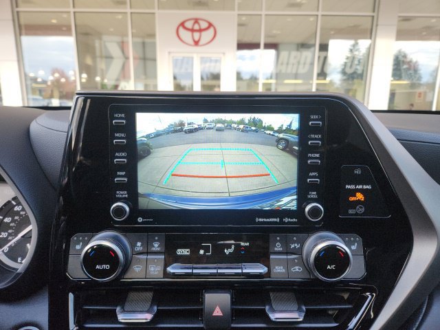 Used 2021 Toyota Highlander XLE AWD/4WD image 13