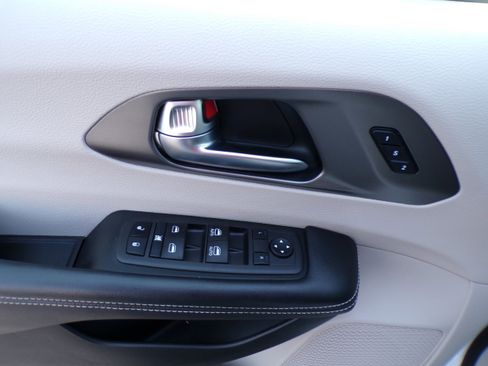 Used 2023 Chrysler Pacifica Touring-L image 15