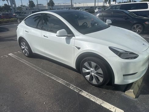 Used 2023 Tesla Model Y Long Range image 2