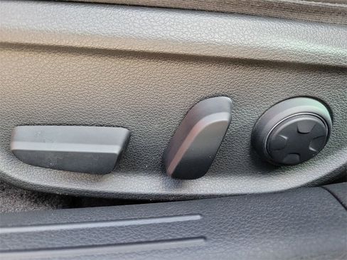 Used 2023 Genesis G70 2.0T image 17