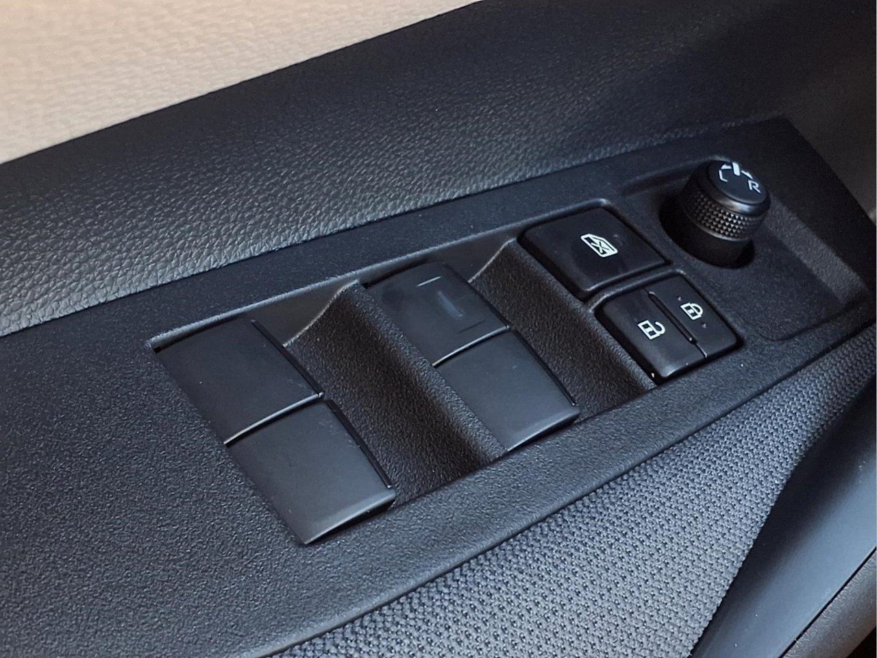 Used 2027 Toyota Corolla LE FWD image 25