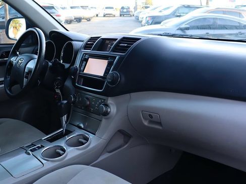 Used 2013 Toyota Highlander Plus FWD image 36