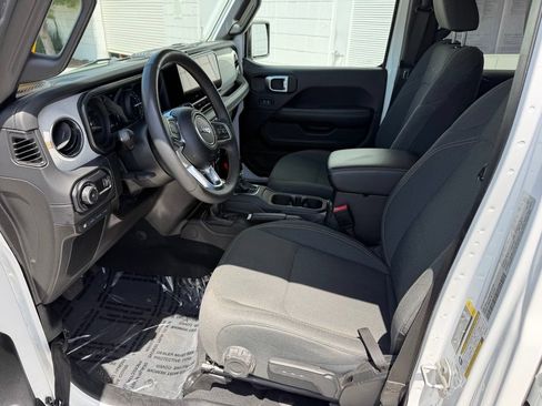 Used 2024 Jeep Wrangler Unlimited Sahara AWD/4WD image 16