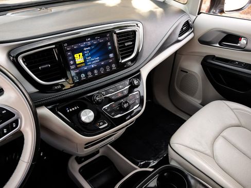 Used 2019 Chrysler Pacifica Limited w/ Advanced Safetytec Group image 24