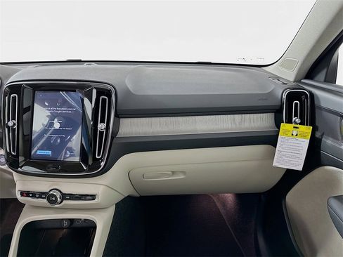 Used 2025 Volvo XC40 B5 Plus w/ Protection Package Premier image 20