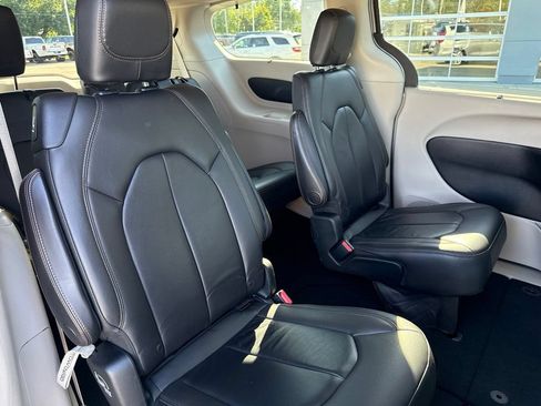 Used 2017 Chrysler Pacifica Touring-L w/ Tire & Wheel Group FWD image 40