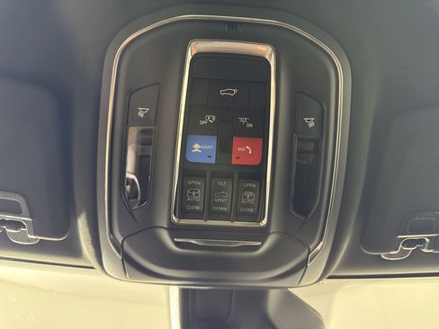 New 2025 Jeep Grand Cherokee Limited w/ Luxury Tech Group II image 24