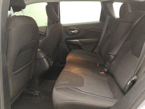 Used 2020 Jeep Cherokee Latitude FWD image 18