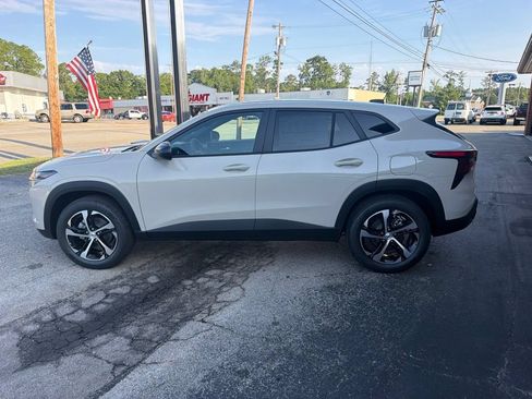 New 2026 Chevrolet Trax RS w/ Sunroof Package FWD image 8