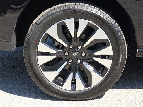 New 2025 Ford Expedition Platinum w/ Driver's Package image 9