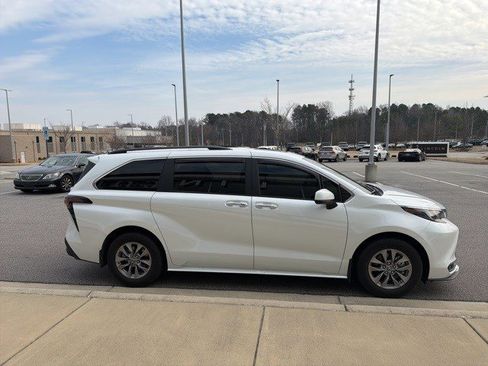 Used 2025 Toyota Sienna XLE image 15