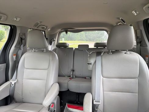 Used 2020 Toyota Sienna XLE FWD image 18