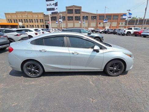 Used 2017 Chevrolet Cruze LT w/ Convenience Package FWD image 8