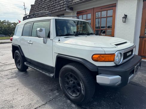 Used 2013 Toyota FJ Cruiser 4WD w/ Upgrade Pkg image 2