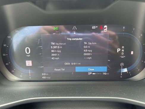Certified 2025 Volvo XC40 B5 Plus AWD/4WD image 24