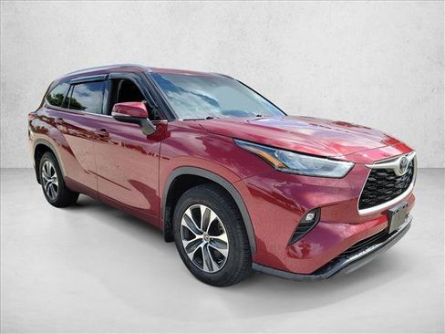 Used 2020 Toyota Highlander XLE AWD/4WD image 3