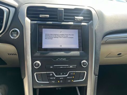 Used 2019 Ford Fusion SE FWD image 28