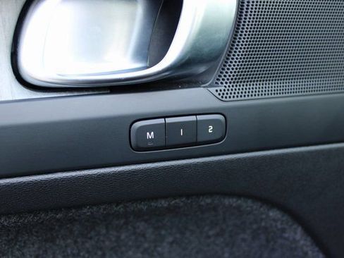 Used 2025 Volvo XC40 B5 Plus image 12