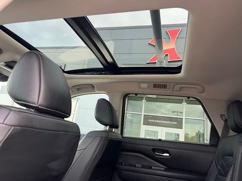 Used 2024 Nissan Pathfinder Platinum image 28