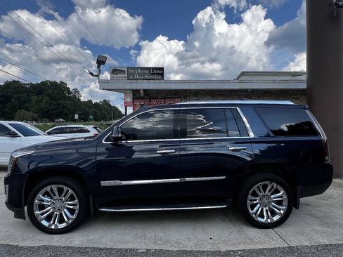 Used 2017 Cadillac Escalade Luxury w/ LPO, Radiant Package AWD/4WD image 3